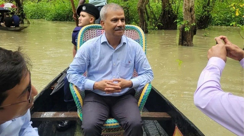 নৌকায় চড়ে রাতারগুল ঘুরলেন আসিফ নজরুল
